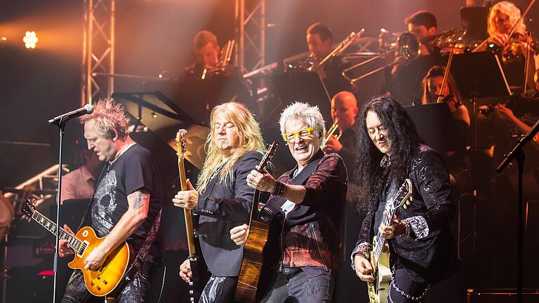 Rock meets Classic: Kevin Cronin von REO Speedwagen (Zweiter von rechts) mit der Mat-Sinner-Band und dem RmC-Symphony-Orchestra.