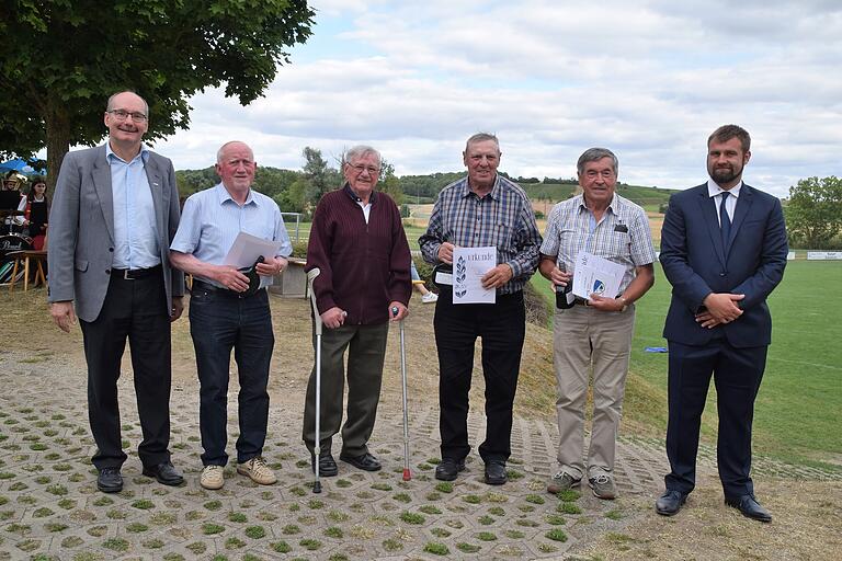 Ehrenzeichen in Gold vom BLSV: (von links) Thomas Hellenschmidt (BLSV), Alfred Weber (65 Jahre), Leonhard Höhn (70 Jahre), Christian Hassold (60 Jahre), Günther Müller (60 Jahre) und ASV-Vorsitzender Benjamin Herrmann.