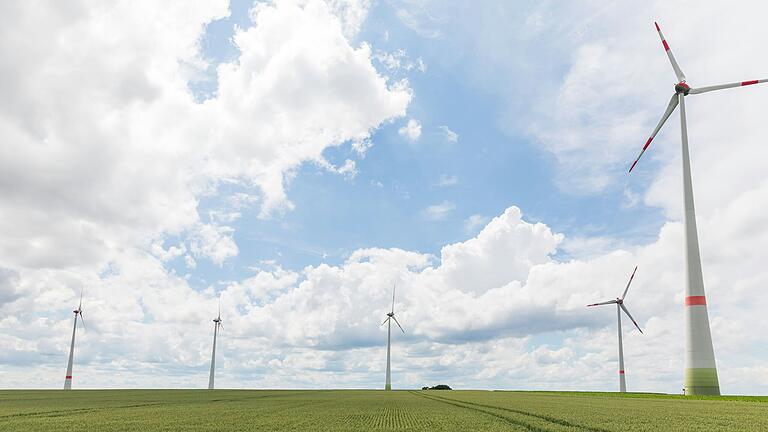 Zwischen Sommerhausen und Erlach drehen sich seit Jahren mehrere Windräder. In der Zukunft sollen drei weitere hinzukommen, eines davon will eine Bürgerenergiegenossenschaft betreiben.