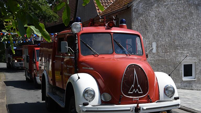 Am Sonntag zog ein großer Festzug mit zahlreichen Feuerwehren aus der Region, Musikkapellen sowie Vereinen aus Marktheidenfeldd Stadtteilen durchs festlich mit Fahnen und Fähnchen geschmückte Michelrieth.