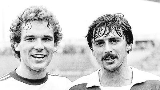 Bild mit Erinnerungswert: Der damalige Kickers-Kapitän Arno Oppmann (links) und sein Gegenspieler Klaus Allofs nach dem Pokalspiel 1980. Das Foto hängt noch heute bei Oppmann daheim in Randersacker an der Wand. Bild mit Erinnerungswert: Der damalige Kickers-Kapitän Arno Oppmann (links) und sein Gegenspieler Klaus Allofs nach dem Pokalspiel 1980. Das Foto hängt noch heute bei Oppmann daheim in Randersacker an der Wand.