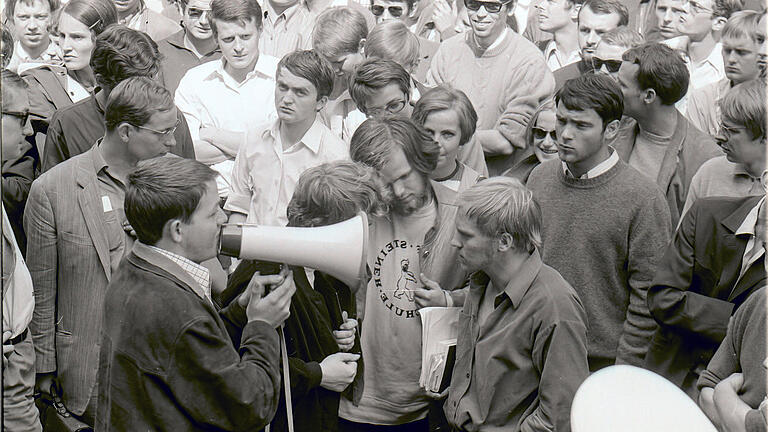 Forderten mehr Transparenz und Mitsprache: Protestierende Studenten vor der Sitzung des großen Senats an der Uni Würzburg am 16.Juli 1968.