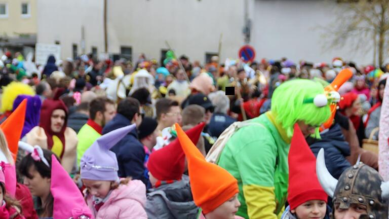 Auch die die Kinder machen beim Faschingszug in Ebenhausen mit.  Fotos: Werner Vogel       -  Auch die die Kinder machen beim Faschingszug in Ebenhausen mit.  Fotos: Werner Vogel