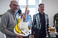 Mathias Wiedemann und seine Gitarre waren Teil eines Live-Kunstprojekts: Thomas Baumgärtel sprühte die 'Volksbanane' auf die Stratocaster.&nbsp;