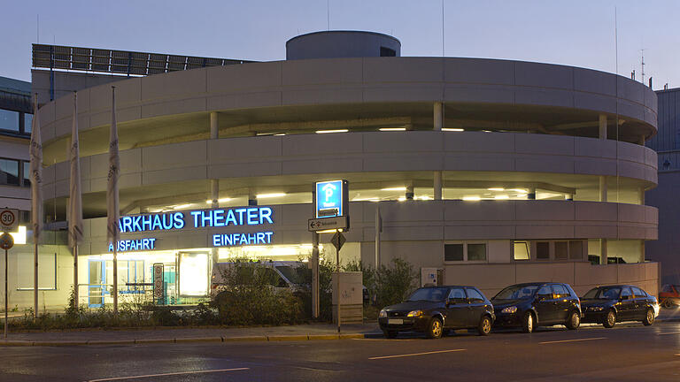 Das Parkhaus am Mainfranken Theater soll aufgestockt werden. Doch dem Bau- und Ordnungsausschuss gehen die Vorstellungen des Investors zu hoch hinaus. Das Parkhaus am Mainfranken Theater soll aufgestockt werden. Doch dem Bau- und Ordnungsausschuss gehen die Vorstellungen des Investors zu hoch hinaus.