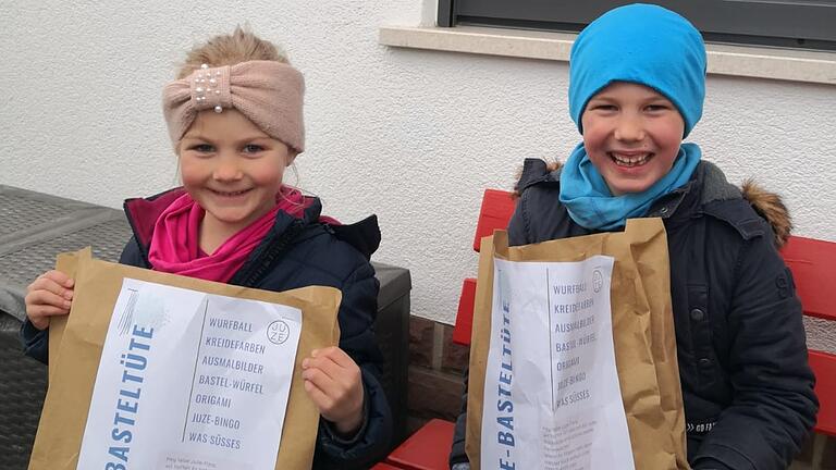 Lenja und Moritz freuen sich gemeinsam über ihre Basteltüten vom Jugendzentrum der AWO Lohr. Lenja und Moritz freuen sich gemeinsam über ihre Basteltüten vom Jugendzentrum der AWO Lohr.