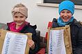 Lenja und Moritz freuen sich gemeinsam über ihre Basteltüten vom Jugendzentrum der AWO Lohr.