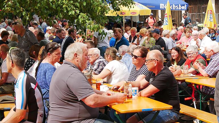 Ein wunderbares Ambiente für ein Fest ist der Hof des Augustinerklosters Fährbrück. Hier richteten die sieben Kirchengemeinden der früheren Pfarreiengemeinschaft Fährbrück am Fronleichnamstag wieder ein gelungenes Gregoriusfest aus. Ein wunderbares Ambiente für ein Fest ist der Hof des Augustinerklosters Fährbrück. Hier richteten die sieben Kirchengemeinden der früheren Pfarreiengemeinschaft Fährbrück am Fronleichnamstag wieder ein gelungenes Gregoriusfest aus.