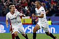 Sevilla s Argentinian midfielder Guido Pizarro R jubilates the third goal of the team with Johanne       -  Sein bisher einziger Champions-League-Einsatz: Johannes Geis (links) jubelt mit Guido Pizarro über dessen 3:3-Ausgleich gegen Liverpool, nachdem Sevilla bereits mit 0:3 hinten gelegen hatte.