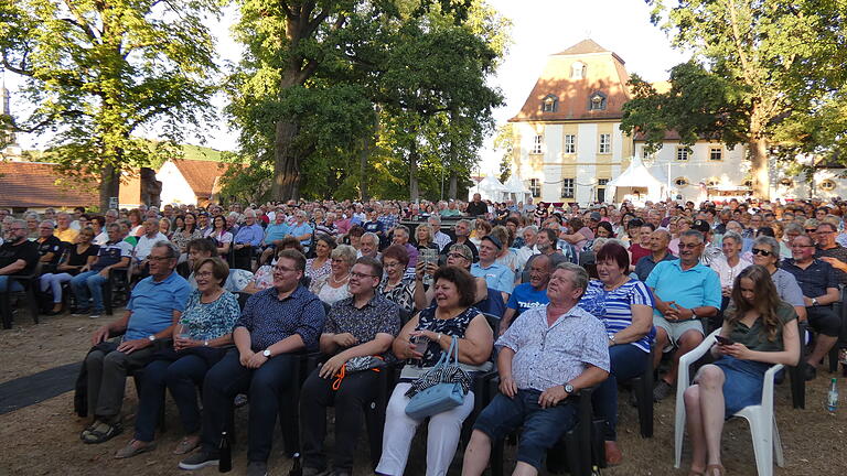 Gut 500 Zuschauerinnen und Zuschauer füllten den Schlosspark am Freitagabend. Gut 500 Zuschauerinnen und Zuschauer füllten den Schlosspark am Freitagabend.
