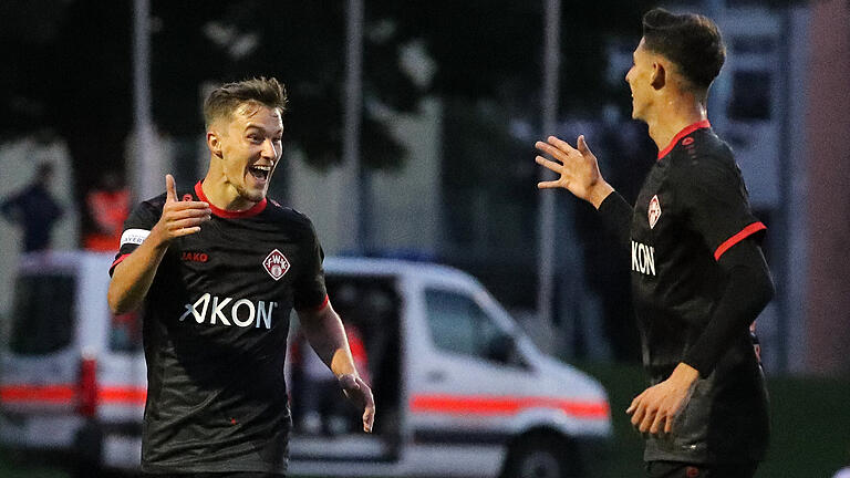 Beste Laune: Torschütze Maximilian Zaiser und Ivan Franjic bejubeln den Treffer zum 2:0 für die Würzburger Kickers in Illertissen. Am Ende siegten die Rothosen 6:0. Beste Laune: Torschütze Maximilian Zaiser und Ivan Franjic bejubeln den Treffer zum 2:0 für die Würzburger Kickers in Illertissen. Am Ende siegten die Rothosen 6:0.