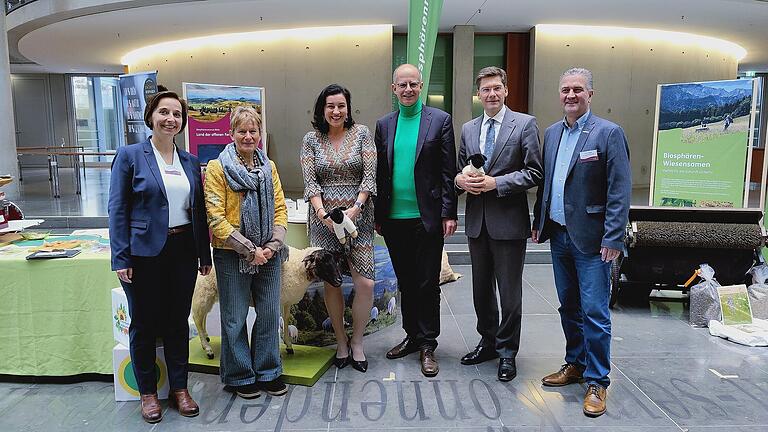 Die drei VerwaltungsstellenleiterInnen Ulrike Schade (links), Doris Pokorny (Zweite von links) und Torsten Raab (rechts) mit den Rhöner Bundestagsabgeordneten Dorothee Bär (Bayern), Michael Brand (Hessen) und Christian Hirte (Thüringen)