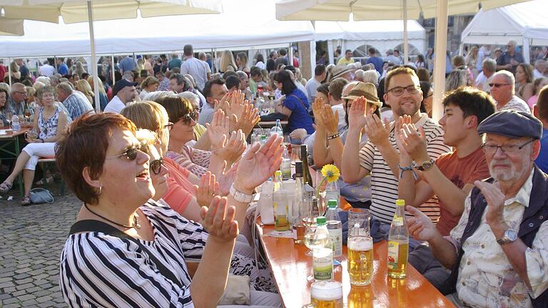 Vier Tage Festatmosphäre, Musik, Fröhlichkeit und Wein und Bier erwarten die Besucher des 58. Weinfests am Wochenende auf dem Hammelburger Marktplatz, das der FC Hammelburg ausrichtet.       -  Vier Tage Festatmosphäre, Musik, Fröhlichkeit und Wein und Bier erwarten die Besucher des 58. Weinfests am Wochenende auf dem Hammelburger Marktplatz, das der FC Hammelburg ausrichtet.
