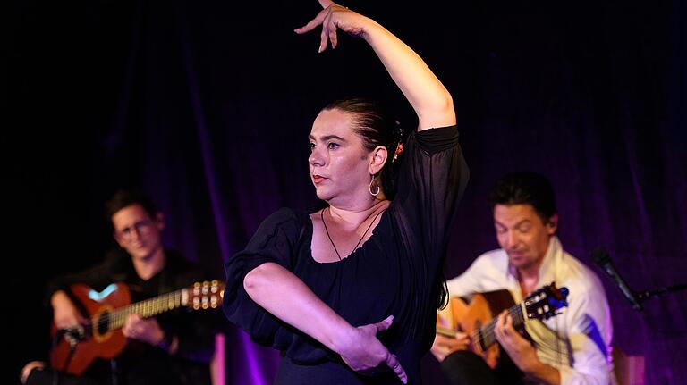 Flamenco-Tänzerin Azucena Rubio mit dem Duo Café del Mundo. Flamenco-Tänzerin Azucena Rubio mit dem Duo Café del Mundo.