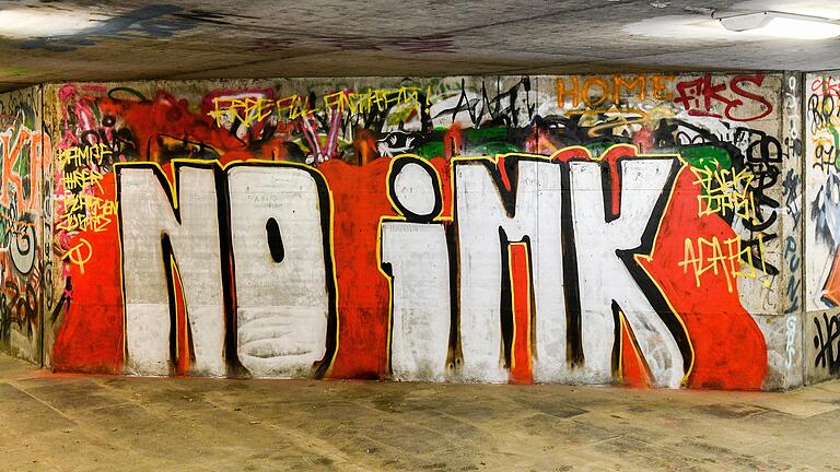 Protest in großen Buchstaben: In der Unterführung nahe der Grombühlbrücke wurde ein Graffito gegen die Innenministerkonferenz in Würzburg angebracht. Protest in großen Buchstaben: In der Unterführung nahe der Grombühlbrücke wurde ein Graffito gegen die Innenministerkonferenz in Würzburg angebracht.