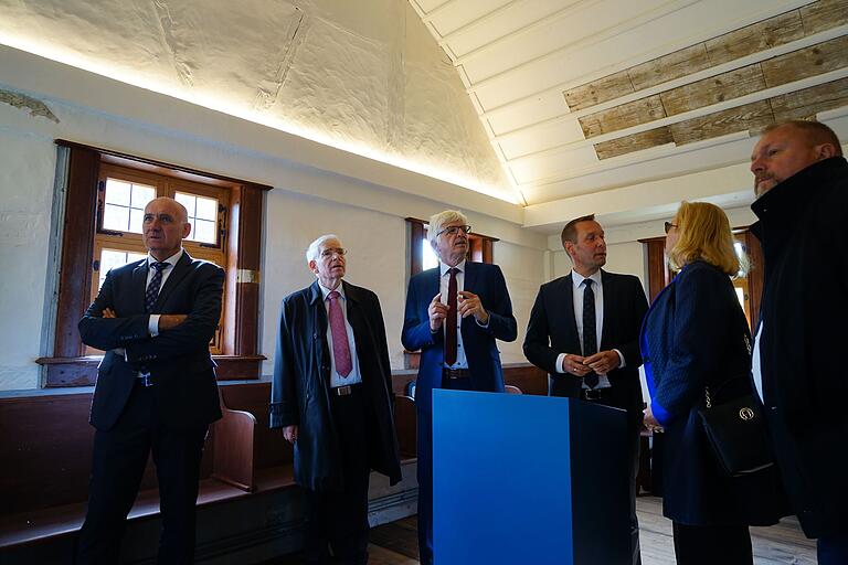 Im Betsaal der Allersheimer Landsynagoge geht der Blick der Ehrengäste zur Decke: Bürgermeister Helmut Krämer, Zentralrats-Präsident Josef Schuster, Museumsleiter Herbert May, Bezirkstagspräsident Armin Kroder und Landrat Thomas Eberth bestaunen das Tonnengewölbe, wo auch Bretter des Original Toraschreins verbaut sind. Im Betsaal der Allersheimer Landsynagoge geht der Blick der Ehrengäste zur Decke: Bürgermeister Helmut Krämer, Zentralrats-Präsident Josef Schuster, Museumsleiter Herbert May, Bezirkstagspräsident Armin Kroder und Landrat Thomas Eberth bestaunen das Tonnengewölbe, wo auch Bretter des Original Toraschreins verbaut sind. 