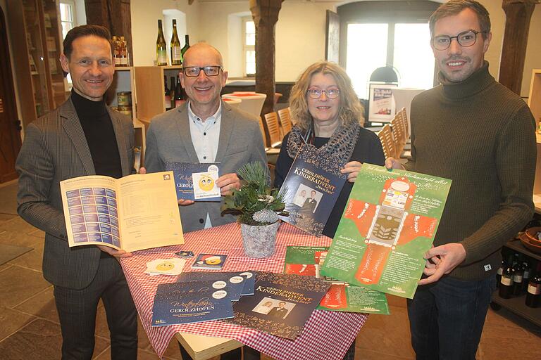 Eine buntes Heft zeigt Veranstaltungen und Aktivitäten der Stadt Gerolzhofen und vom Gewerbeverein in der Vorweihnachtszeit. Bürgermeister Thorsten Wozniak, Günter Iff (gerolzhofenAktiv), Beate Glotzmann und Daniel Hausmann (beide von der Stadt) präsentierten es. Eine buntes Heft zeigt Veranstaltungen und Aktivitäten der Stadt Gerolzhofen und vom Gewerbeverein in der Vorweihnachtszeit. Bürgermeister Thorsten Wozniak, Günter Iff (gerolzhofenAktiv), Beate Glotzmann und Daniel Hausmann (beide von der Stadt) präsentierten es.