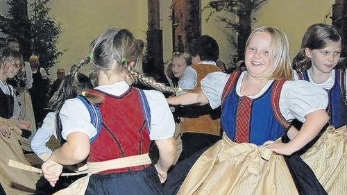 Die Kinder der Volkstanzgruppe Völkersleier unterhielten die Gäste beim Weinfest im Lager Hammelburg. Die Kinder der Volkstanzgruppe Völkersleier unterhielten die Gäste beim Weinfest im Lager Hammelburg.