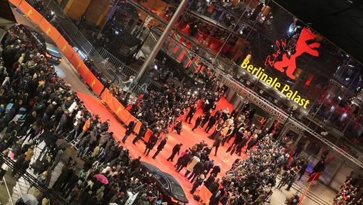 Berlinale 2013       -  Die 63. Berlinale hat begonnen. Am Donnerstagabend wurde das Festival eröffnet. Jetzt beginnt das Rennen um die begehrten Bären.