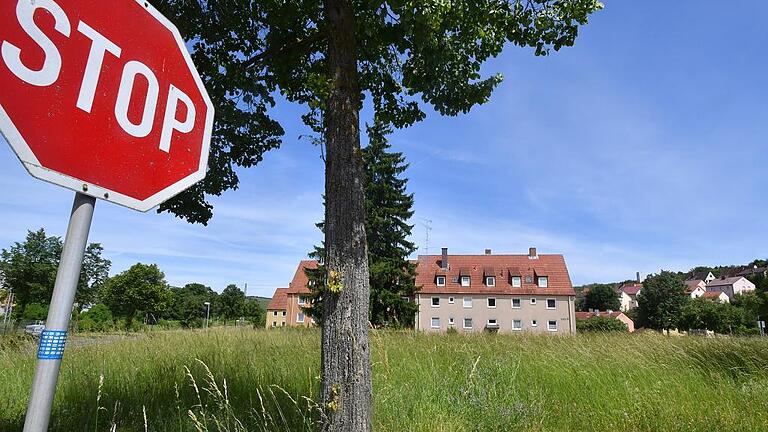 Die Stadt Ochsenfurt gehört zu den sechs Städten in Bayern, in denen der Freistaat sein kommunales Wohnraumförderungsprogramm verwirklichen will. Auf einem städtischen Grundstück an der Einfahrt zur Bärentalsiedlung plant und baut die Stadt Ochsenfurt ein Wohnhaus für bis zu 70 Personen. Bezahlt wird es vom Freistaat, weil die Wohnungen überwiegend an Menschen vergeben werden, die in Deutschland Asyl bekommen haben. Doch im Bärental regt sich Widerstand. Ochsenfurt ist im Landkreis Würzburg die Kommune, in der während der großen Flüchtlingsbewegung im Jahr 2015 viele Menschen ein neues Zuhause gefunden haben. Eine große Anzahl hat mittlerweile Asyl in Deutschland bekommen und sucht nach Wohnungen. Der Freistaat unterstützt hier die Kommunen mit dem Wohnungspakt Bayern. Bis 2019 sollen bayernweit 28 000 neue staatliche und staatlich geförderte Mietwohnungen gebaut werden. Auch in Ochsenfurt. Die Stadt stellt dafür ein rund 2000 Quadratmeter großes Grundstück am Eingang des Bärentals zur Verfügung. Bürgermeister Peter Juks berichtete den Stadträten über ein Gespräch an der Regierung von Unterfranken, in dem erste Einzelheiten besprochen wurden. Gebaut wird ein Wohngebäude für maximal 70 Personen. Die jeweiligen Einheiten sind 45 Quadratmeter groß. Dies sei auch der Richtwert für maximal vier Personen, so Juks. Was die neuen Mieter angehe, so habe die Stadt ein Belegungsrecht von 30 Prozent. Einkommensschwache Familien sollen dabei Vorrang haben. Zusätzlich werden 45 Quadratmeter große Räumlichkeiten für Verwaltung und Betreuung und für die Begegnung eingerichtet. Auch ein Lagerraum entsteht. Bauberginn soll bereits 2018 sein, führte Juks weiter aus. Der Bürgermeister wies in der Stadtratssitzung auch darauf hin, dass der Freistaat Bayern alle Bauvorschriften einhalten muss. Juks sprach dabei die nahe Bahntrasse und die Lärmemissionen an. Und die „Architektur des Gebäudes muss eine Aufwertung für den Eingang zum Bärental sein“, machte er deutlich. Maximal dreigeschossig, ohne Keller, könnte eine bevorzugte Variante sein. Eventuell auch mit einem moderat geneigten Pultdach. Dazu werde ein kleiner Spielplatz umgesetzt, so Juks, der auch die schwierige Parkplatzsituation im Bärental ansprach und die Gesamtsituation verbessern möchte. Am 27 Juli will Bürgermeister Juks die Planungs-Entwürfe im Stadtrat vorstellen. Auch die Anwohner im Bärental sollen informiert werden. Einige von ihnen haben sich im Arbeitskreis Stadtentwicklung Lindhard Bärental Gedanken zu den geplanten Wohnungen gemacht und sie den Mitgliedern des Stadtrates im Vorfeld der Sitzung schriftlich mitgeteilt. Dabei betonen sie, dass der „Stadtteil Lindhard und Bärental in verschiedenen Zuzugsphasen nach 1950 die Aufgabe der Integration zahlreicher neuer Bürger durch einen erfreulichen nachbarschaftlichen Pragmatismus geleistet hat“. Und die Unterzeichner heben hervor, dass „trotz eines erkennbaren Wandels der Bevölkerungsstruktur keine ernsthaften sozialen Spannungen auftraten“. Nun fürchten sie solche sozialen Spannungen. Im Schreiben an die Stadträte wird dies zwar nicht ausdrücklich betont, der Tenor ihres Schreibens geht aber in diese Richtung. „Die Situation des Stadtteils Bärental ist aber in den vergangenen Jahren wesentlich bestimmt durch sehr unterschiedliche soziale Gruppen in einem hoch verdichteten Wohnumfeld“, heißt es in dem Schreiben aus dem Bärental. Daneben werden auch städtebauliche Argumente vorgetragen, die aus Sicht des Arbeitskreises gegen eine solche Wohnanlage sprechen. Das Grundstück am Eingang zum Stadtteil sei eine der wenigen öffentlichen Grünflächen im Bärental. Auch erscheint dem Arbeitskreis die vorhandene Fläche zu klein bemessen, um darauf eine Wohnanlage für 70 Personen zu bauen. „Die vorgesehen Wohnungsfläche von höchstens 45 Quadratmetern bedeutet hier eine grundsätzliche Herausforderung und stellt eine zusätzliche Verdichtung der Wohnbebauung dar“. Gefordert werden notwendige Gemeinschaftsräume. „Ein solcher ist geplant“, sicherte Juks den Stadträten zu. Um die neuen Bewohner des Bärentals auch in den Stadtteil zu integrieren, bedürfe es einer vorausschauenden Planung und einer intensiven Unterstützung der gesellschaftlichen Gruppen des jeweiligen Stadtteils, heißt es weiter aus dem Bärental. „Sonst ist die Gefahr des Scheiterns mit entsprechenden Langzeitfolgen gegeben.“ Juks führte dazu aus, dass die Betreuung vom Helferkreis weiter übernommen werde. Und er stellte klar: „Die anerkannten Flüchtlinge sind Ochsenfurter.“ Die Stadt Ochsenfurt gehört zu den sechs Städten in Bayern, in denen der Freistaat sein kommunales Wohnraumförderungsprogramm verwirklichen will. Auf einem städtischen Grundstück an der Einfahrt zur Bärentalsiedlung plant und baut die Stadt Ochsenfurt ein Wohnhaus für bis zu 70 Personen. Bezahlt wird es vom Freistaat, weil die Wohnungen überwiegend an Menschen vergeben werden, die in Deutschland Asyl bekommen haben. Doch im Bärental regt sich Widerstand. Ochsenfurt ist im Landkreis Würzburg die Kommune, in der während der großen Flüchtlingsbewegung im Jahr 2015 viele Menschen ein neues Zuhause gefunden haben. Eine große Anzahl hat mittlerweile Asyl in Deutschland bekommen und sucht nach Wohnungen. Der Freistaat unterstützt hier die Kommunen mit dem Wohnungspakt Bayern. Bis 2019 sollen bayernweit 28 000 neue staatliche und staatlich geförderte Mietwohnungen gebaut werden. Auch in Ochsenfurt. Die Stadt stellt dafür ein rund 2000 Quadratmeter großes Grundstück am Eingang des Bärentals zur Verfügung. Bürgermeister Peter Juks berichtete den Stadträten über ein Gespräch an der Regierung von Unterfranken, in dem erste Einzelheiten besprochen wurden. Gebaut wird ein Wohngebäude für maximal 70 Personen. Die jeweiligen Einheiten sind 45 Quadratmeter groß. Dies sei auch der Richtwert für maximal vier Personen, so Juks. Was die neuen Mieter angehe, so habe die Stadt ein Belegungsrecht von 30 Prozent. Einkommensschwache Familien sollen dabei Vorrang haben. Zusätzlich werden 45 Quadratmeter große Räumlichkeiten für Verwaltung und Betreuung und für die Begegnung eingerichtet. Auch ein Lagerraum entsteht. Bauberginn soll bereits 2018 sein, führte Juks weiter aus. Der Bürgermeister wies in der Stadtratssitzung auch darauf hin, dass der Freistaat Bayern alle Bauvorschriften einhalten muss. Juks sprach dabei die nahe Bahntrasse und die Lärmemissionen an. Und die „Architektur des Gebäudes muss eine Aufwertung für den Eingang zum Bärental sein“, machte er deutlich. Maximal dreigeschossig, ohne Keller, könnte eine bevorzugte Variante sein. Eventuell auch mit einem moderat geneigten Pultdach. Dazu werde ein kleiner Spielplatz umgesetzt, so Juks, der auch die schwierige Parkplatzsituation im Bärental ansprach und die Gesamtsituation verbessern möchte. Am 27 Juli will Bürgermeister Juks die Planungs-Entwürfe im Stadtrat vorstellen. Auch die Anwohner im Bärental sollen informiert werden. Einige von ihnen haben sich im Arbeitskreis Stadtentwicklung Lindhard Bärental Gedanken zu den geplanten Wohnungen gemacht und sie den Mitgliedern des Stadtrates im Vorfeld der Sitzung schriftlich mitgeteilt. Dabei betonen sie, dass der „Stadtteil Lindhard und Bärental in verschiedenen Zuzugsphasen nach 1950 die Aufgabe der Integration zahlreicher neuer Bürger durch einen erfreulichen nachbarschaftlichen Pragmatismus geleistet hat“. Und die Unterzeichner heben hervor, dass „trotz eines erkennbaren Wandels der Bevölkerungsstruktur keine ernsthaften sozialen Spannungen auftraten“. Nun fürchten sie solche sozialen Spannungen. Im Schreiben an die Stadträte wird dies zwar nicht ausdrücklich betont, der Tenor ihres Schreibens geht aber in diese Richtung. „Die Situation des Stadtteils Bärental ist aber in den vergangenen Jahren wesentlich bestimmt durch sehr unterschiedliche soziale Gruppen in einem hoch verdichteten Wohnumfeld“, heißt es in dem Schreiben aus dem Bärental. Daneben werden auch städtebauliche Argumente vorgetragen, die aus Sicht des Arbeitskreises gegen eine solche Wohnanlage sprechen. Das Grundstück am Eingang zum Stadtteil sei eine der wenigen öffentlichen Grünflächen im Bärental. Auch erscheint dem Arbeitskreis die vorhandene Fläche zu klein bemessen, um darauf eine Wohnanlage für 70 Personen zu bauen. „Die vorgesehen Wohnungsfläche von höchstens 45 Quadratmetern bedeutet hier eine grundsätzliche Herausforderung und stellt eine zusätzliche Verdichtung der Wohnbebauung dar“. Gefordert werden notwendige Gemeinschaftsräume. „Ein solcher ist geplant“, sicherte Juks den Stadträten zu. Um die neuen Bewohner des Bärentals auch in den Stadtteil zu integrieren, bedürfe es einer vorausschauenden Planung und einer intensiven Unterstützung der gesellschaftlichen Gruppen des jeweiligen Stadtteils, heißt es weiter aus dem Bärental. „Sonst ist die Gefahr des Scheiterns mit entsprechenden Langzeitfolgen gegeben.“ Juks führte dazu aus, dass die Betreuung vom Helferkreis weiter übernommen werde. Und er stellte klar: „Die anerkannten Flüchtlinge sind Ochsenfurter.“