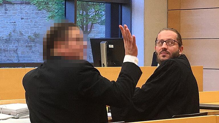 Ein Würzburger Schönheitschirurg (links) ist wegen mehrfachen Betrugs angeklagt. Ein Würzburger Schönheitschirurg (links) ist wegen mehrfachen Betrugs angeklagt.