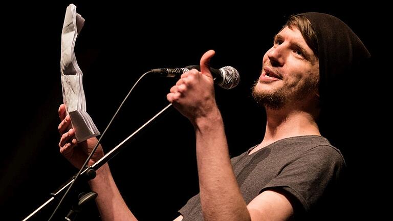 Poetry-Slammer Steven aus Erlangen ist mit seinem Mix aus temporeicher Spracher, skurriler Komik und Selbstironie am 2. Oktober in Werneck am Start. Poetry-Slammer Steven aus Erlangen ist mit seinem Mix aus temporeicher Spracher, skurriler Komik und Selbstironie am 2. Oktober in Werneck am Start.