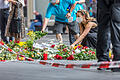 Messerattacke in Würzburg       -  Blick auf den Barbarossaplatz in Würzburg am Samstagmittag (26.06.21) um 13 Uhr. Zahlreiche Menschen entzünden Kerzen und legen vor einem Kaufhaus in der Innenstadt Blumen nieder.
