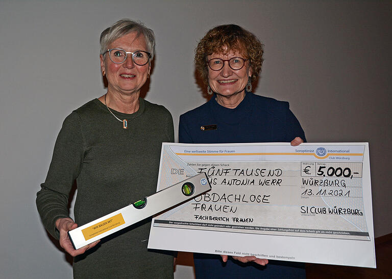 Karoline Herbert, Leiterin des Frauenhauses in Würzburg, freut sich über eine Spende von Soroptimist International. Im Bild die Vizevorsitzende Marlene Lauter (rechts). Karoline Herbert, Leiterin des Frauenhauses in Würzburg, freut sich über eine Spende von Soroptimist International. Im Bild die Vizevorsitzende Marlene Lauter (rechts).