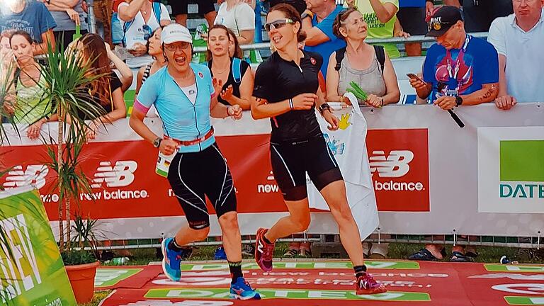Carmen Krebs (links) mit ihrer Vereinskollegin Karina Steffan aus Karlstadt beim Zieleinlauf der Langstrecken-Challenge in Roth. In diesem Jahr wollen die beiden Frauen mit dem Rad über die Alpen bis zum Gardasee fahren.