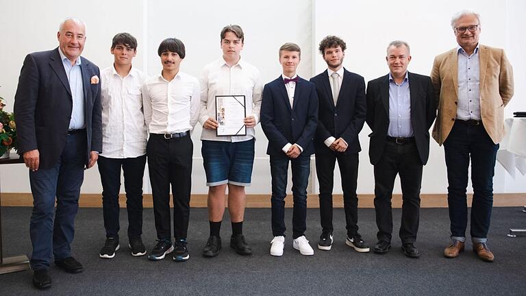Die Preisträger bei der Verleihung (von links): Dr. Ludwig Spaenle, Beauftragter der Bayerischen Staatsregierung für jüdisches Leben und gegen Antisemitismus, Collin Roth, Athanasios Nikou, Daniel Lukacs, Constantin Betz, Elias Völker, StR (RS) Steffen Baumann, Seminarrektor (SemR) und ZFL Christian Fritsche. Die Preisträger bei der Verleihung (von links): Dr. Ludwig Spaenle, Beauftragter der Bayerischen Staatsregierung für jüdisches Leben und gegen Antisemitismus, Collin Roth, Athanasios Nikou, Daniel Lukacs, Constantin Betz, Elias Völker, StR (RS) Steffen Baumann, Seminarrektor (SemR) und ZFL Christian Fritsche.
