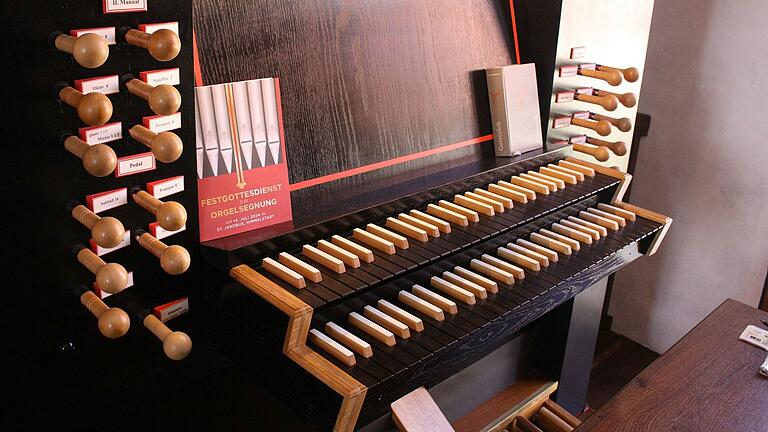 Der Blick auf den Spieltisch mit die Manualen und Registern der Orgel. Der Blick auf den Spieltisch mit die Manualen und Registern der Orgel.