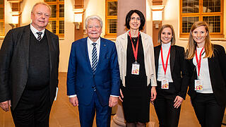 Im Rahmen der Veranstaltung rund um das 500-jährige Bauernkriegsjubiliäum ist Joachim Gauck am Donnerstag 27.03.25 zu Gast in der Neubaukirche in Würzburg. Vor zahlreichen Menschen liest der ehem. Bundespräsident aus seinem Buch 'Erschütterungen'.