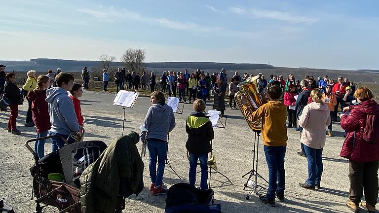 Das Jugendblechbläserensemble aus Sommerach musizierte an den verschiedenen Stationen. Das Jugendblechbläserensemble aus Sommerach musizierte an den verschiedenen Stationen.
