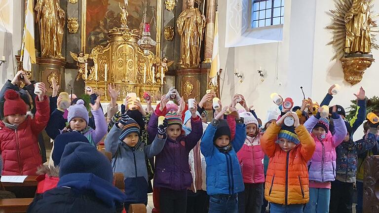Lichtertanz der Klasse 1b. Lichtertanz der Klasse 1b.