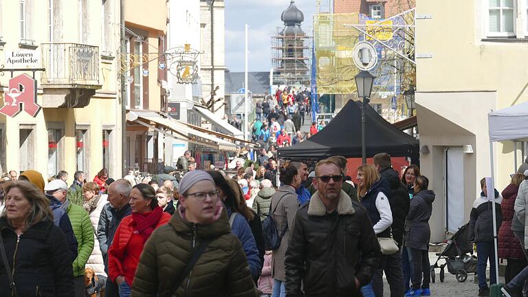 Beim Kitzinger Frühling, einem Frühlingsfest und verkaufsoffenen Sonntag mit Automeile, war 2022 in der Kitzinger Innenstadt viel los.