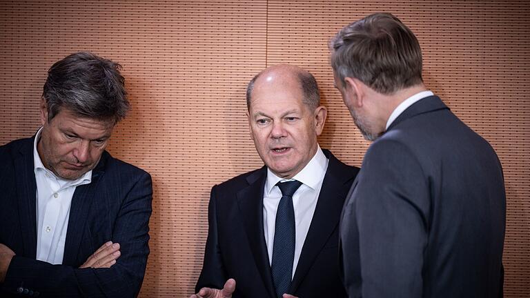 Scholz, Lindner, Habeck.jpeg       -  Bundeskanzler Olaf Scholz (mittig), Bundesfinanzminister Christian Lindner (rechts) und Bundeswirtschaftsminister Robert Habeck streiten in der Bundesregierung über viele Themen.