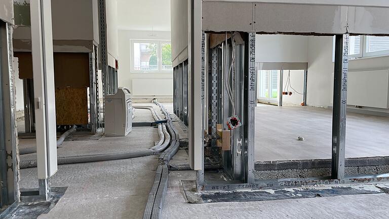 Rückbau: Um den Wasserschaden in den Griff zu bekommen, müssen in den Wohnungen große Teile des Bodens und der Wände ausgetauscht werden. Rückbau: Um den Wasserschaden in den Griff zu bekommen, müssen in den Wohnungen große Teile des Bodens und der Wände ausgetauscht werden. 