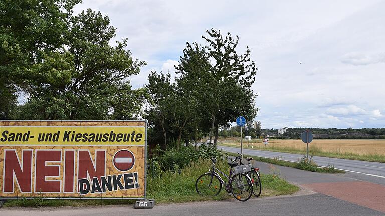 Mit einem großen Transparent verdeutlichte die Gemeinde Grafenrheinfeld ihre Position zum geplanten Kiesabbau der Firma Glöckle. Mit einem großen Transparent verdeutlichte die Gemeinde Grafenrheinfeld ihre Position zum geplanten Kiesabbau der Firma Glöckle.