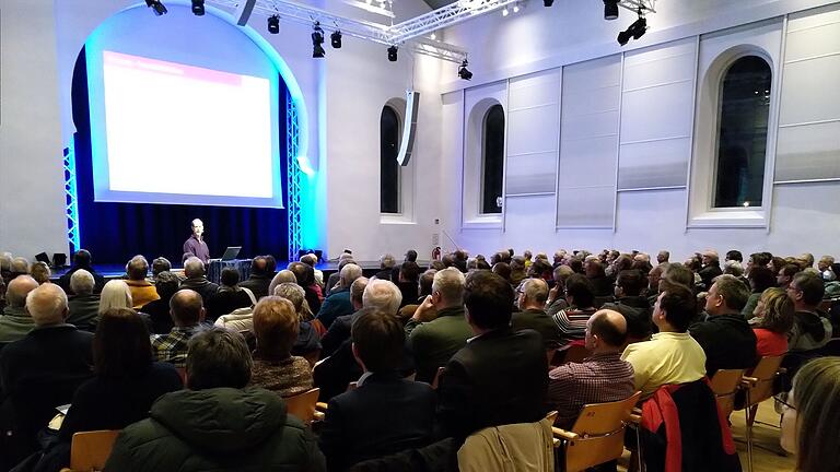 Viele Gäste kamen in die alte Synagoge zum Vortrag 'Heizen in der Zukunft und das mit erneuerbaren Energien'.