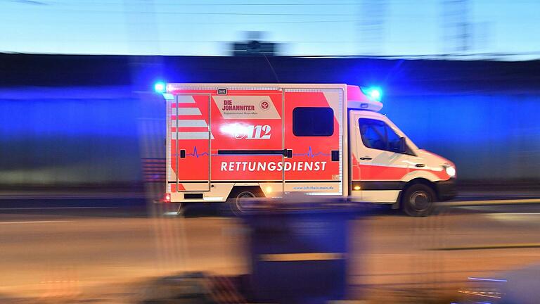 Eine Frau wurde am Freitag schwer verletzt ins Krankenhaus gebracht. (Symbolbild) Eine Frau wurde am Freitag schwer verletzt ins Krankenhaus gebracht. (Symbolbild)