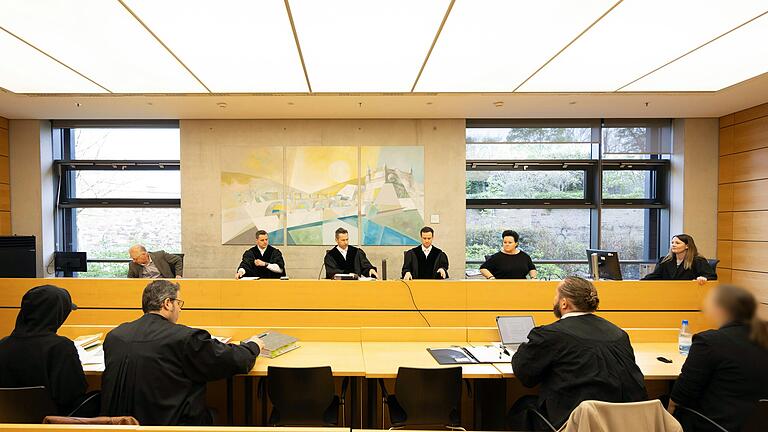 Zwei Erzieherinnen auf der Anklagebank: die beiden 30 und 37 Jahre alten Frauen mit ihren Verteidigern bei Prozessbeginn Anfang April am Landgericht Würzburg. Zwei Erzieherinnen auf der Anklagebank: die beiden 30 und 37 Jahre alten Frauen mit ihren Verteidigern bei Prozessbeginn Anfang April am Landgericht Würzburg.