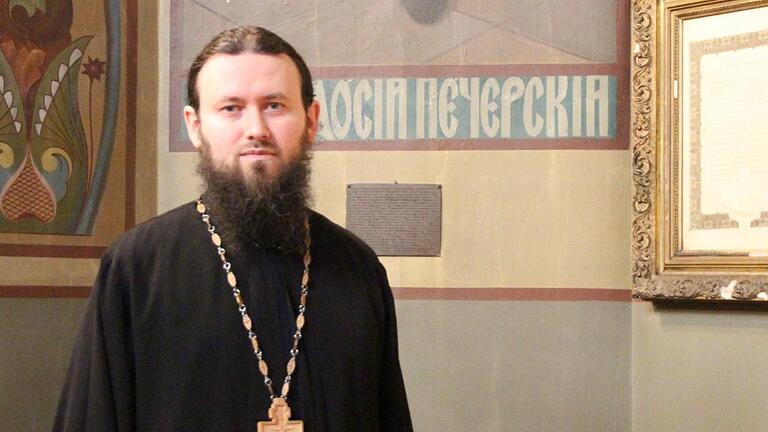 Priester Alexej Lemmer steht vor großen Herausforderungen im Zusammenhang mit den anstehenden Sanierungsarbeiten. Foto: Benedikt Borst       -  Priester Alexej Lemmer steht vor großen Herausforderungen im Zusammenhang mit den anstehenden Sanierungsarbeiten. Foto: Benedikt Borst