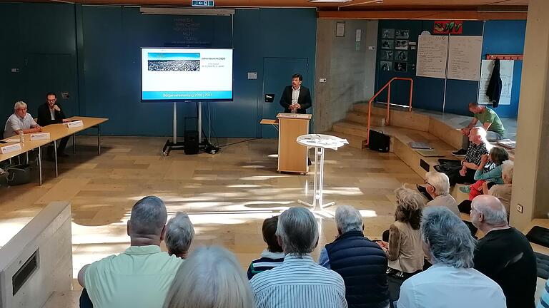 Der Höchberger Bürgermeister Alexander Knahn blickte auch in der Aula der Hexenbruchschule auf die vergangenen Jahre zurück. Der Höchberger Bürgermeister Alexander Knahn blickte auch in der Aula der Hexenbruchschule auf die vergangenen Jahre zurück.