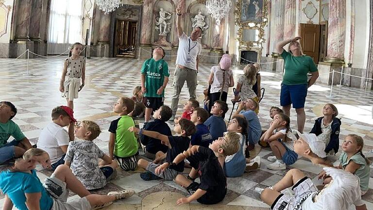 Die Klasse 2a mit beiden Klassenlehrkräften. Die Klasse 2a mit beiden Klassenlehrkräften.