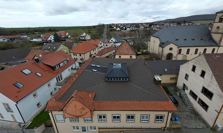 Die Kita Oberschwarzach (im Bildvordergrund) liegt mitten im Altort. Der geplante Neubau einer fünfgruppigen Kita wird demnächst neben der Schule entstehen.