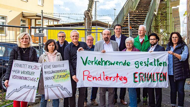 SPD und Grüne protestierten im Oktober 2022 gegen die Abrisspläne des Fußgängerstegs zwischen Hauptbahnhof und Ernst-Sachs-Straße. SPD und Grüne protestierten im Oktober 2022 gegen die Abrisspläne des Fußgängerstegs zwischen Hauptbahnhof und Ernst-Sachs-Straße.