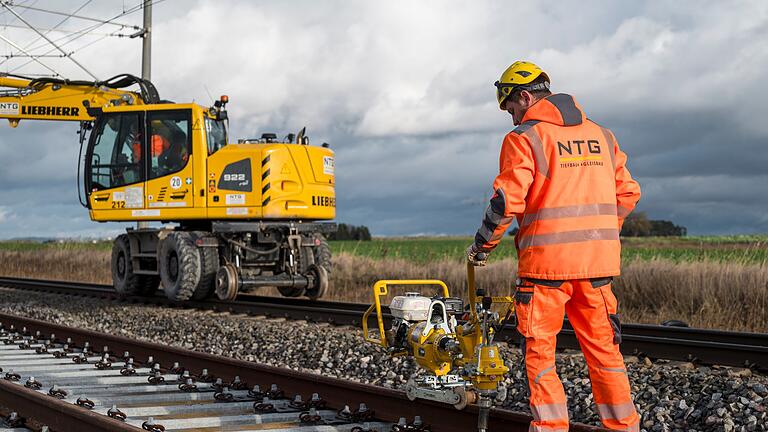Bahnbaustelle - Die Bahn will bei den Recyclingquoten wichtiger Baumaterialien zulegen (Archivfoto). Bahnbaustelle - Die Bahn will bei den Recyclingquoten wichtiger Baumaterialien zulegen (Archivfoto).