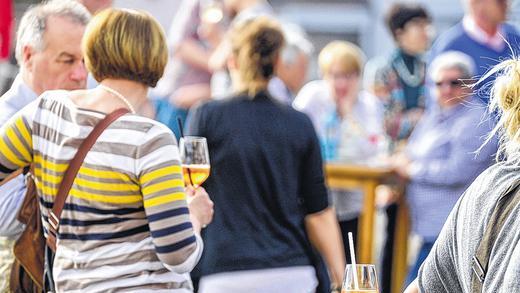 Glas in der Hand: Schoppen auf der Alten Mainbrücke. Und dort wird es dann oft eng. Glas in der Hand: Schoppen auf der Alten Mainbrücke. Und dort wird es dann oft eng.