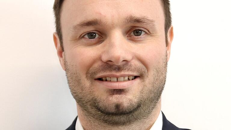 Frank Albert ist seit Januar 2021 Leiter des Sachgebiets Wirtschaftsförderung, Tourismus, ÖPNV und BNE am Landratsamt in Kitzingen. Frank Albert ist seit Januar 2021 Leiter des Sachgebiets Wirtschaftsförderung, Tourismus, ÖPNV und BNE am Landratsamt in Kitzingen.
