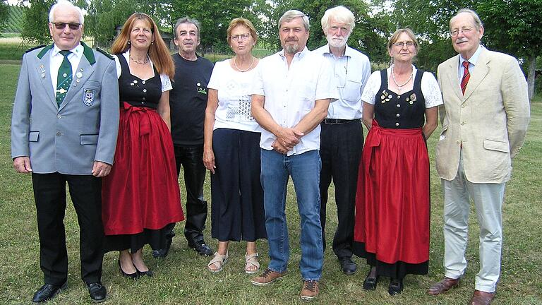 Gauschützenmeister Siegfried Weinig (von links) ehrte Christina Bergmann, Reinhold Lechner, Maria Deininger, Konstantin Senft und Hermann Schatz. Schützenmeisterin Vorsitzende Sabine Wirth freute sich, auch Icho Graf von Rechteren-Limpurg-Speckfeld zu begrüßen.